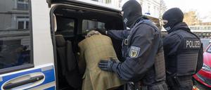 Bei einer Razzia gegen sogenannte «Reichsbürger» führen vermummte Polizisten nach der Durchsuchung eines Hauses Heinrich XIII Prinz Reuß zu einem Polizeifahrzeug.