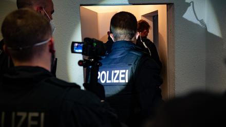 Bundespolizisten gehen bei einer Razzia gegen Schleuser in eine Wohnung (Symbolbild).