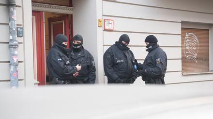 15.03.2023, Berlin: Polizisten sind bei einer Razzia in Berlin im Einsatz. Mit einer großen Razzia ist die Polizei in Berlin und Sachsen-Anhalt gegen eine Bande mutmaßlicher Schleuser vorgegangen. Mehr als 20 Wohnungen und Büros vor allem in Berlin wurden am Mittwochmorgen durchsucht, wie ein Sprecher der Bundespolizei sagte. Fünf Männer wurden festgenommen, vier davon in Berlin und einer in Halle. Insgesamt wird gegen 18 Verdächtige ermittelt. Die Bande soll Menschen aus der Türkei und dem Irak nach Deutschland geschmuggelt haben. Foto: Paul Zinken/dpa +++ dpa-Bildfunk +++