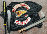 Rocker-Kutte und Waffen der Hells Angels (Archivfoto).