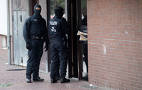 Polizisten durchsuchen im Juli Räume der Moschee "Deutschsprachiger Islamkreis Hildesheim e.V." (DIK). Foto: Julian Stratenschulte/dpa