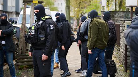 Polizisten und andere Personen verlassen das Anwesen eines Gebäudes in Neukölln. Im Rahmen von Ermittlungsmaßnahmen gegen das «Islamische Zentrum Hamburg» (IZH) sind am Donnerstag 54 Objekte in sieben Bundesländern durchsucht worden. Das teilte das Bundesinnenministerium am Morgen mit. 