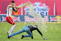 Siegesfeier aus der Dose. Rasenballsport feiert den Aufstieg in die Bundesliga.