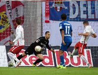 Leipzigs Marcel Sabitzer (4.v.l.) trifft zum 1:0 gegen Paderborns Torhüter Lukas Kruse.