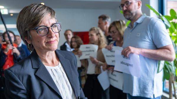 Teile der RBB-Belegschaft bemängelten bereits am Tag der Wahl von Ulrike Demmer zur neuen RBB-Intendantin, dass die Journalistin für den Posten nicht genügend Staatsferne mitbringe. 