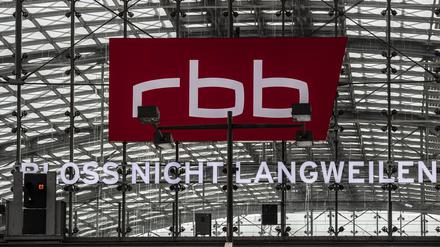 „Bloss nicht langweilen“: Logo und Claim des RBB sind deutlich sichtbar im Berliner Hauptbahnhof.