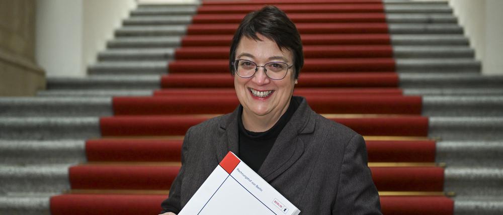 Karin Klingen, Präsidentin des Rechnungshofs Berlin, bei der Übergabe des Jahresberichts 2022 im Abgeordnetenhaus.
