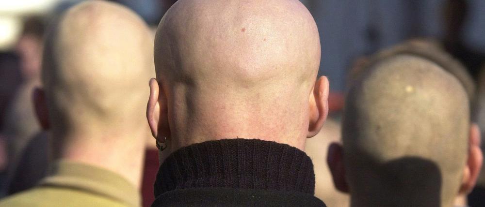 Drei Skinheads nehmen in Hagen an einem Neonazi-Aufmarsch teil (Archivfoto vom 10.02.2001).