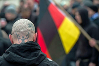 Im Bild ist ein Teilnehmer einer Demonstration gegen angeblichen Asylmissbrauch und neue Flüchtlingsheime in Frankfurt (Oder) zu sehen.