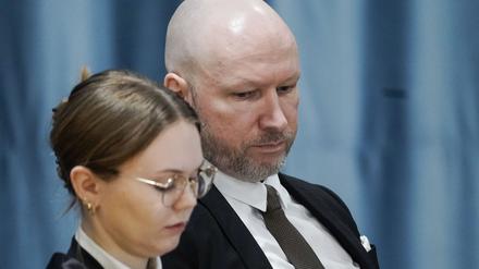 Anders Behring Breivik und seine Anwältin Marte Lindholm.