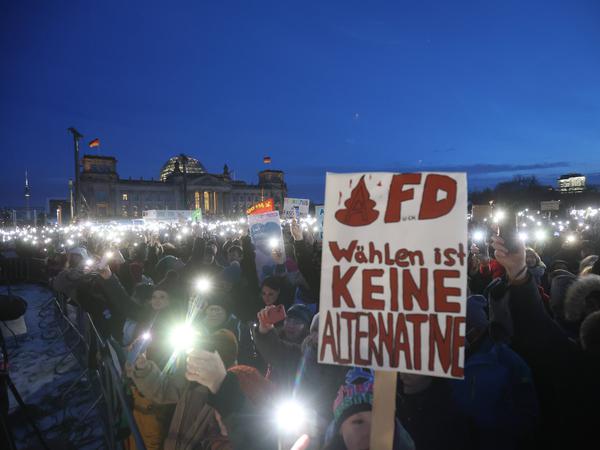 Eine Demonstration unter dem Motto „Demokratie verteidigen: Zusammen gegen Rechts“ auf dem Platz der Republik vor dem Reichstag am 21. Januar in Berlin.