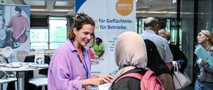 Die Berliner Jobcenter, IHK Berlin und HWK Berlin laden Menschen mit Flucht- und Migrationserfahrung ein, mit Arbeitgebern in Kontakt zu kommen. 