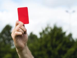 Homophobie im Fußball bleibt Thema. Das Projekt „Rote Karte für Homophobie” fordert konsequente Ahndung.