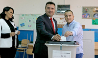 Der mazedonische Premierminister Zoran Zaev (M), begleitet von seinem Sohn Dusko, stimmt ab.