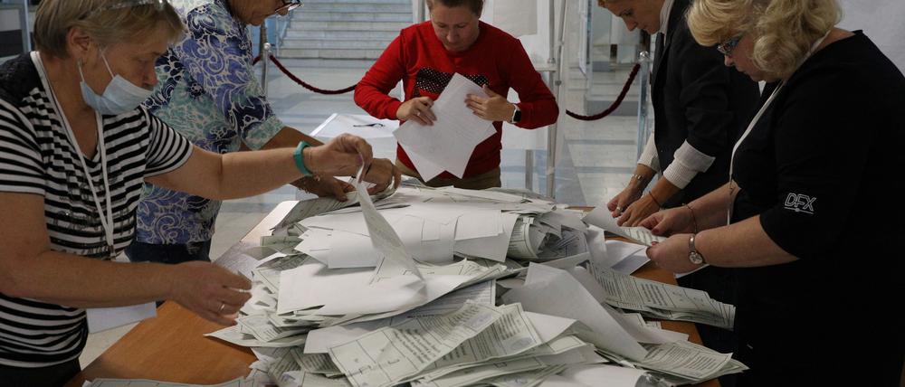 Mitarbeiter der Wahlkommission der Scheinreferenden zählen die Stimmen aus.