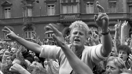 Am 4. September 1989, haben mehrere hundert ausreisewillige DDR-Bürger in Leipzig demonstriert. Die Menschen riefen immer wieder: „Wir wollen raus!“. Auf den mitgeführten Plakaten standen Parolen wie: „Reisefreiheit statt Massenflucht“.