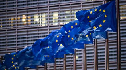 Europaflaggen wehen vor dem Sitz der EU-Kommission. Im Streit um die Reformpläne für die EU-Schuldenregeln unternahmen die Finanzminister der Mitgliedstaaten an diesem Mittwoch einen neuen Kompromissversuch. 
