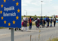 Flüchtlinge überqueren die Grenze von Ungarn nach Österreich bei Heiligenkreuz.