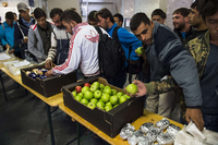 Flüchtlinge versorgen sich am Bahnhof Schönefeld mit Nahrungsmitteln.