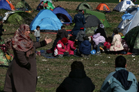 10.000 Flüchtlinge campieren in Zelten im griechischen Idomeni und hoffen darauf, dass sich die Grenze zu Mazedonien wieder öffnet.