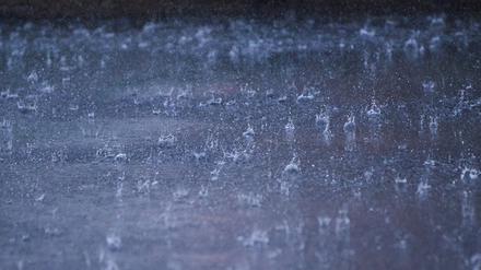 ARCHIV - 26.08.2022, Berlin: In Berlin Mitte prasselt Regen auf die Straße. (zu dpa: «174 Millionen Euro Schäden durch Starkregen in Berlin in 20 Jahren») Foto: Annette Riedl/dpa +++ dpa-Bildfunk +++