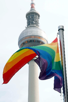 Die Regenbogenfahne vor Fernsehturm in Berlin.