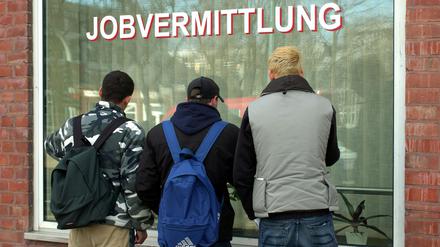 Jugendliche stehen einem Fenster der Agentur für Arbeit. In Berlin setzt die Landesförderbank IBB die Arbeitsmarktpolitik des Senats um.  