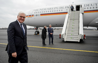 Bundespräsident Frank-Walter Steinmeier geht an Bord der Regierungsmaschine "Theodor Heuss". Wegen eines Defekts an dem Regierungsflieger konnte er nicht wie geplant von Äthiopien nach Berlin zurückfliegen.