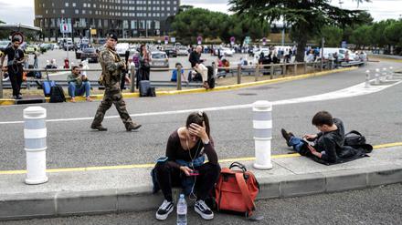 Reisende warten nach einer Bombendrohung vergangener Woche am Flughafen Toulouse.