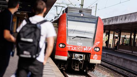 Studierende fahren wohl ab dem Sommersemester 2024 deutschlandweit für nur 29,40 Euro Bus und Bahn.