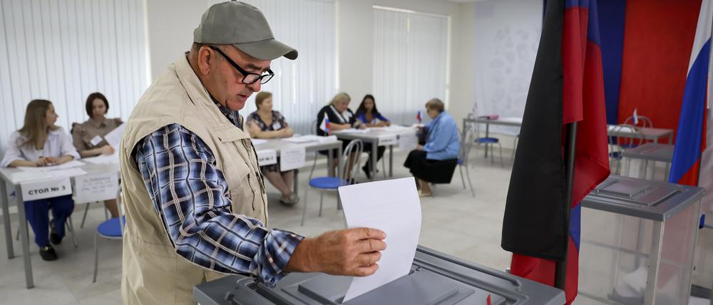Ein Mann wirft seinen Stimmzettel in eine Wahlurne während der Regionalwahlen in Donezk, der Hauptstadt der russisch kontrollierten Region Donezk. Bei den bis Sonntag angesetzten Regionalwahlen in Russland hatten unabhängige Beobachter vielerorts Verstöße und Betrug gemeldet. 