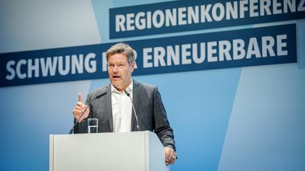 Robert Habeck (Bündnis 90/Die Grünen), Bundesminister für Wirtschaft und Klimaschutz, spricht zu Beginn der Regionenkonferenz «Schwung für Erneuerbare».