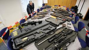 Immer wieder werden Waffen bei sogenannten Reichsbürgern gefunden und sichergestellt.