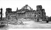 Berlin, Juli 1946: Blick vom Platz vor dem Brandenburger Tor auf die Ruine des Reichstags.