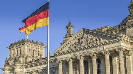 Das Grundgesetz schreibt fest, dass jeder das Recht hat, eine Beschwerde oder Bitte zur Gesetzgebung an den Bundestag zu richten, die dann geprüft werden muss.