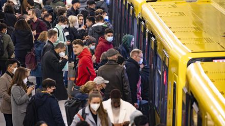 Reisende steigen ein und aus in einem U-Bahn Zug am Alexanderplatz.