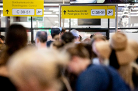 Passagiere stehen am Flughafen Tegel im Terminal C vor der Sicherheitskontrolle Schlange.