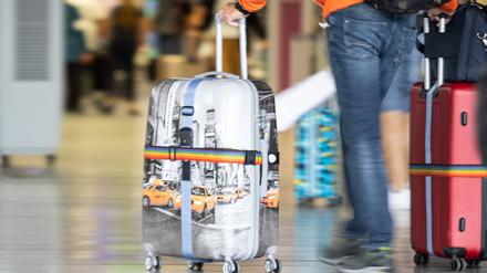 Eine Person schieb seinen Koffer durch das Terminal 1. Der Europäische Gerichtshof (EuGH) hat den Urlaubsanspruch von Arbeitnehmern gestärkt.  