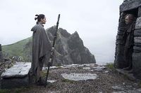 Die Sternenkrieger Rey (Daisy Ridley links) und Luke Skywalker (Mark Hamill) treffen zum ersten Mal aufeinander – auf der Insel Skellig Michael.