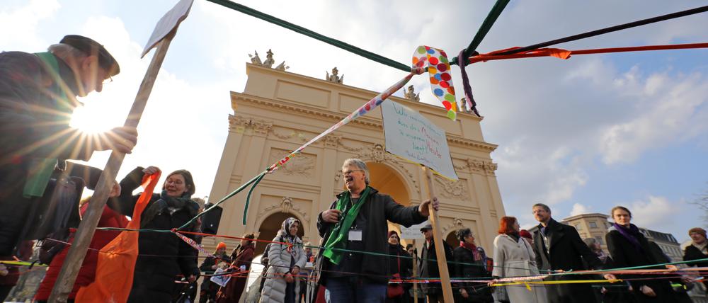 Religionsgemeinschaften aus Potsdam riefen auf zum Flashmob für den Zusammenhalt in Potsdam. 
