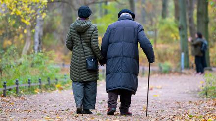Die gesetzliche Rente sichere vielen Rentnern nicht den Lebensstandard, sagt Linken-Chef Dietmar Bartsch.