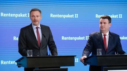 Da waren sie sich noch einig: Bundesfinanzminister Christian Lindner (FDP) und Bundesarbeitsminister Hubertus Heil (SPD) bei der Vorstellung des Rentenpakets II im März.