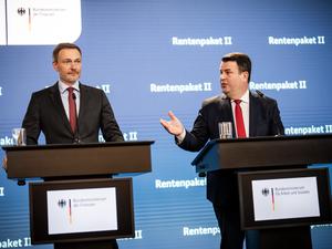 Hubertus Heil (r, SPD), Bundesminister für Arbeit und Soziales, spricht neben Christian Lindner (FDP), Bundesminister der Finanzen, bei einem Pressestatement zum geplanten Rentenpaket II. 