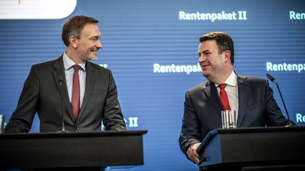 Christian Lindner (l., FDP), Bundesminister der Finanzen, und Hubertus Heil (SPD), Bundesminister für Arbeit und Soziales, geben ein Pressestatement zum geplanten Rentenpaket II. 