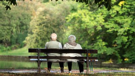 Zwei Rentner sitzen auf einer Bank. Bedürftige mit offenen Rentenansprüchen aus DDR-Zeiten können ab sofort Anträge auf Hilfen von mindestens 2500 Euro aus einem geplanten Härtefallfonds stellen.