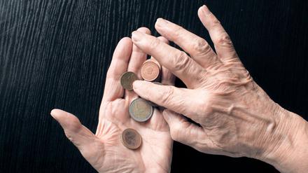 Hände eines alten Menschen halten Geld (Symbolbild).