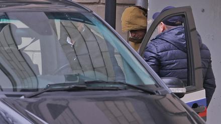 Am Donnerstag ist Evan Gershkovich in Moskau festgenommen worden. Auf dem Bild ist zu sehen, wie er zu einem Auto vor einem Gerichtsgebäude geführt wird.