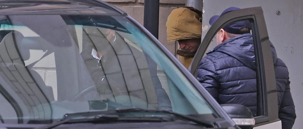Am Donnerstag ist Evan Gershkovich in Moskau festgenommen worden. Auf dem Bild ist zu sehen, wie er zu einem Auto vor einem Gerichtsgebäude geführt wird.