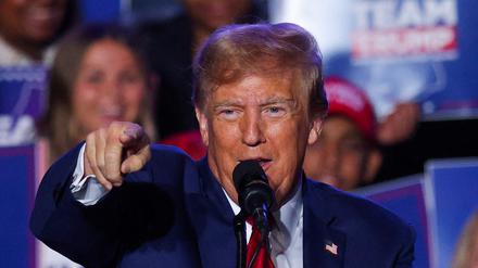 Präsidentschaftskandidat und ehemaliger US-Präsident Donald Trump gestikuliert während einer Rede auf einer Wahlveranstaltung in Durham, New Hampshire. 