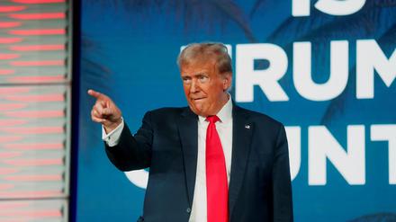 Former U.S. President and Presidential Republican candidate Donald Trump arrives to speak to his supporters during the Florida Freedom Summit held at the Gaylord Palms Resort & Convention Center in Kissimmee, Florida, U.S., November 4, 2023.  REUTERS/Octavio Jones